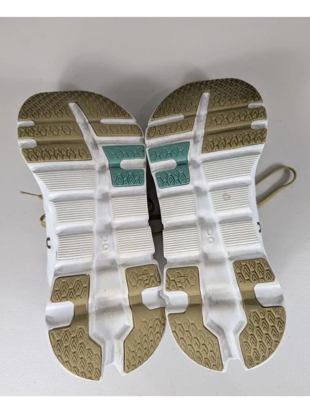 On cloud cloud runner2 undyed green, white running shoes women's size 9.5